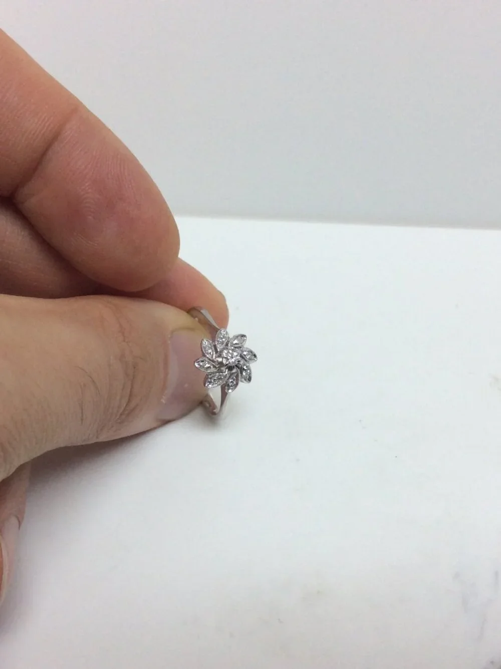 18K White Real Solid Gold Flower Diamond Lady Ring Size 7.5      3.40 gr